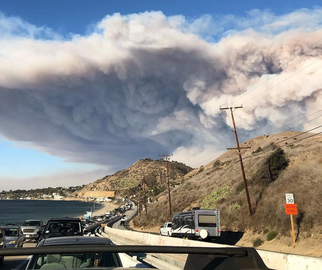 Woolsey Fire smoke plume reaching Malibu on November 9, 2018 as residents evacuate along Pacific Coast Highway