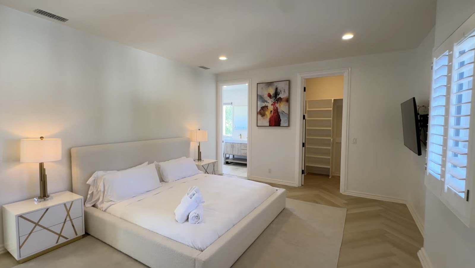 The Courtyard Room from another angle, with its ensuite bathroom and walk-in closet
