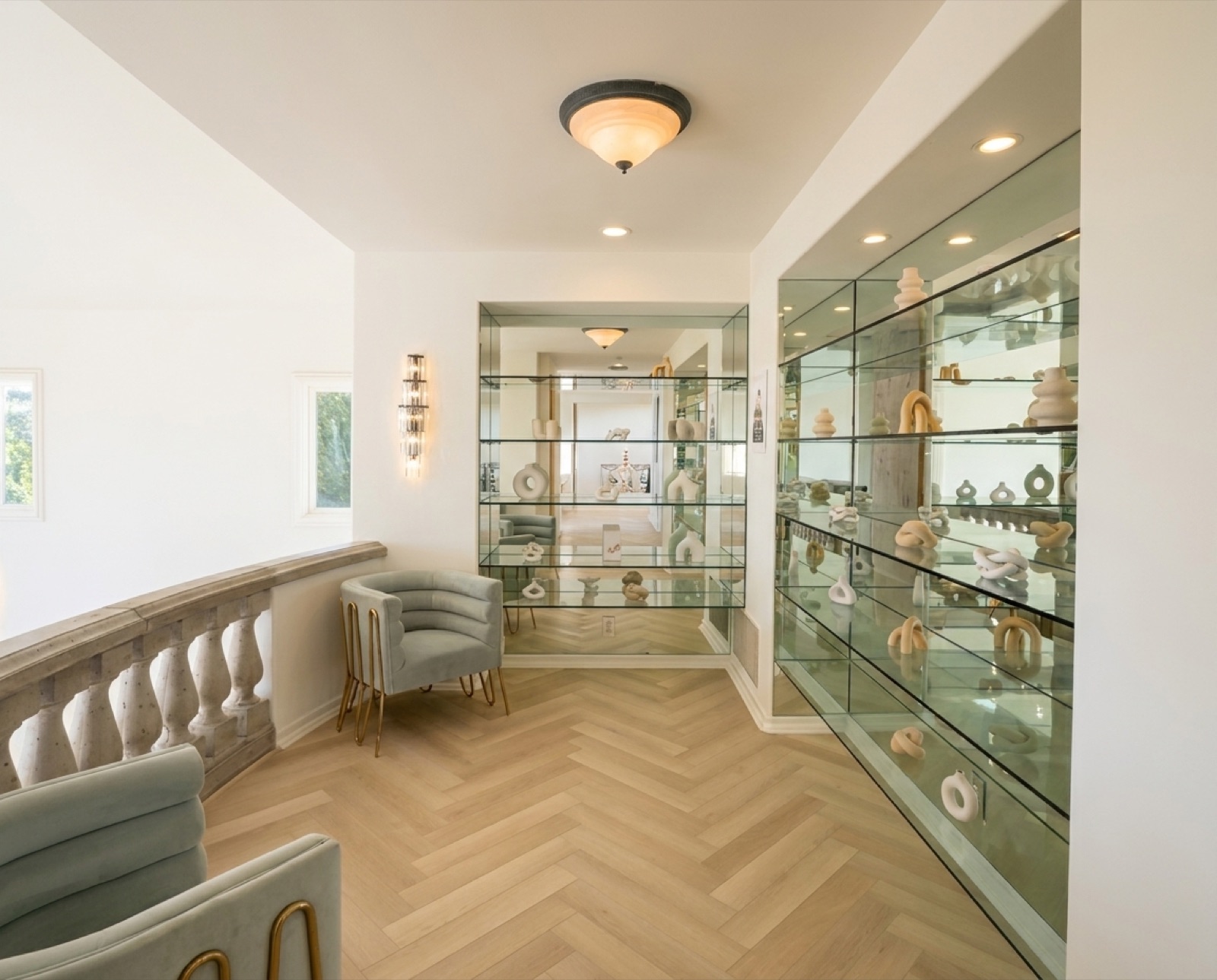 The Courtyard Room's own small entrance foyer