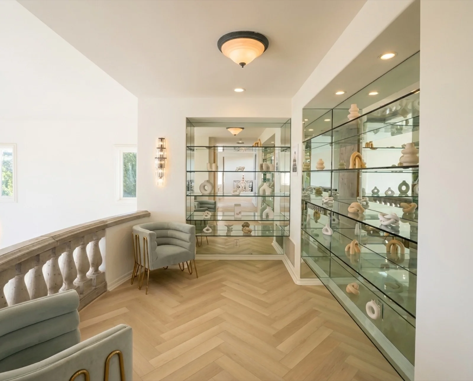 The Courtyard Room's own small entrance foyer