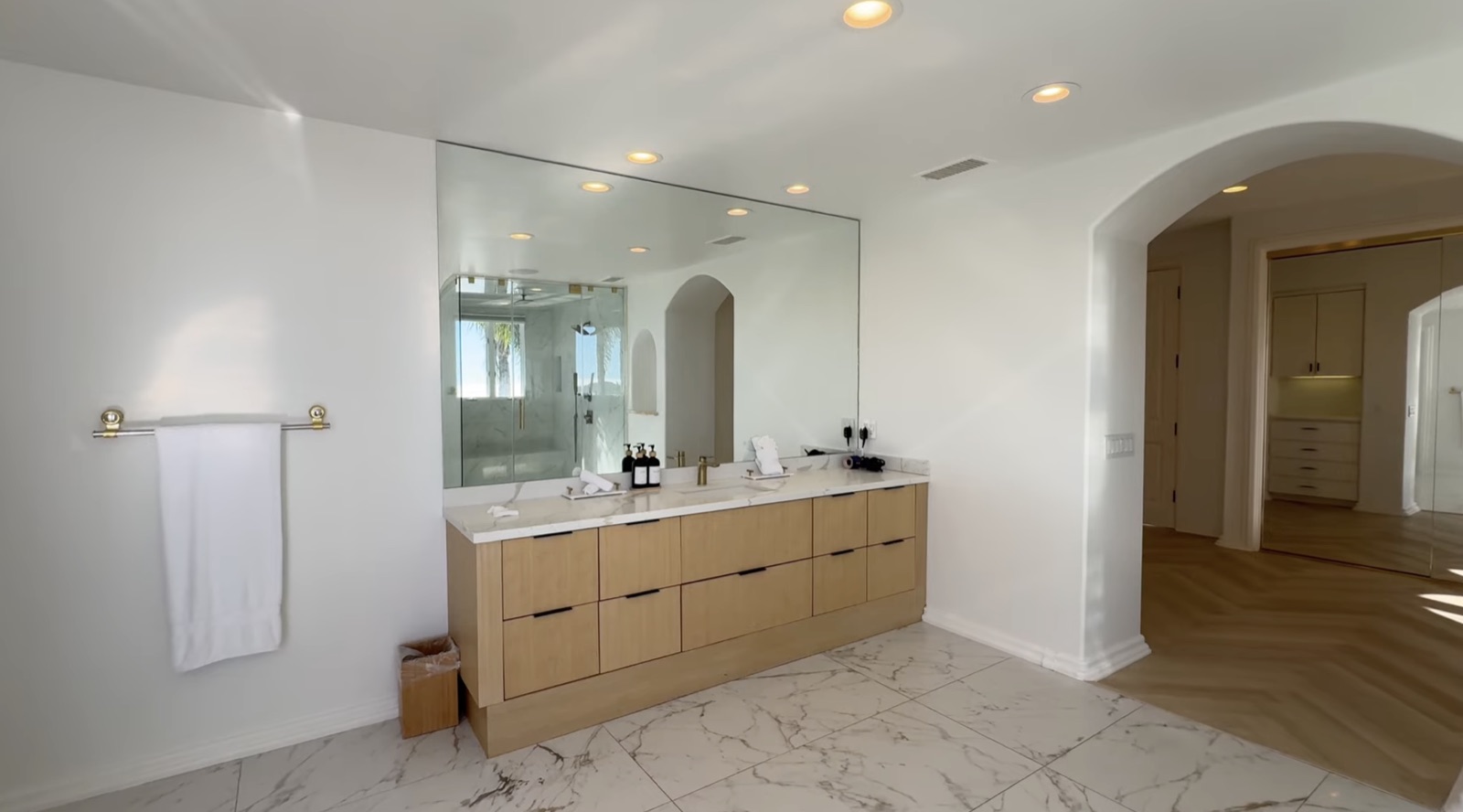 Ensuite bath one, another view